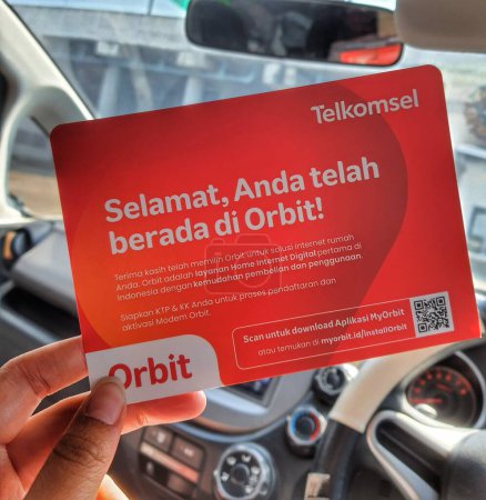 Foto de Yakarta, Indonesia en marzo de 2023. Una mano sostiene una caja y una tarjeta de un módem con el producto Orbit Star Z1 Internet Rumah marca emitida por Telkomsel, Telkom Indonesia. Incluya la antena (2 PC) - Imagen libre de derechos