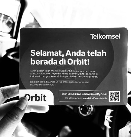 Téléchargez les photos : Jakarta, Indonésie en mars 2023. Une main tient une boîte et une carte d'un modem avec le produit Orbit Star Z1 Internet Rumah marque émise par Telkomsel, Telkom Indonésie. Inclure Antena (2 pièces) - en image libre de droit