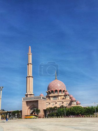 Téléchargez les photos : Putra Jaya, Malaisie, 21 mai 2023. Putra Mosquée ou en malais est Masjid Putre est une mosquée qui a été construite en 1997 en utilisant du granit rose rouge et se compose de trois zones fonctionnelles ; salle de prière, cour de la mosquée - en image libre de droit