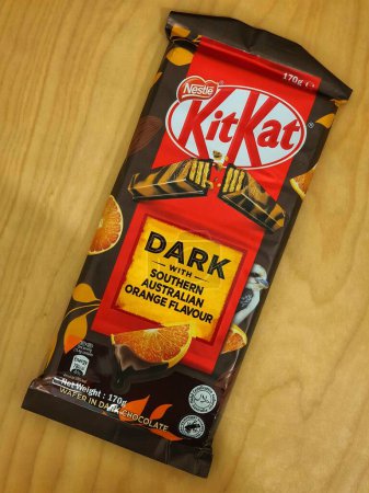 Téléchargez les photos : Kuala Lumpur, Malaisie en mai 2023. Plaque de chocolat Kitkat variante de Nestlé avec saveur de chocolat noir avec saveur d'orange méridionale. - en image libre de droit