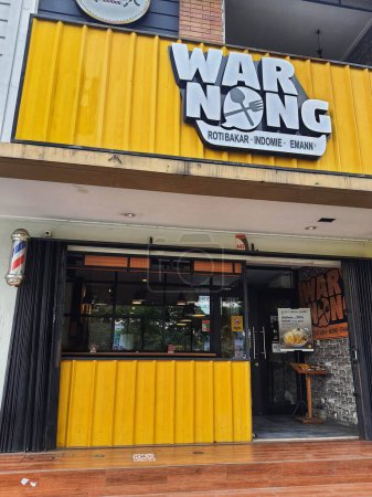 Téléchargez les photos : Bintaro, Indonésie, mai 2023. Warnong UPJ, Bintaro est un restaurant situé à Ruko U Town Bintaro. Ce restaurant sert une variété de menus de boissons, nouilles - en image libre de droit