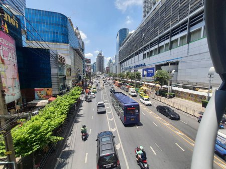 Foto de Bangkok, Tailandia en Julio 8, 2023. Tráfico frente al centro comercial Platinum Pratunam Mall Bangkok. Coches, motos, taxis y autobuses y tuktuks son bastante concurridos todos los días. Platinum es un centro comercial que es popular entre los turistas y los lugareños para ir de compras de ropa. - Imagen libre de derechos