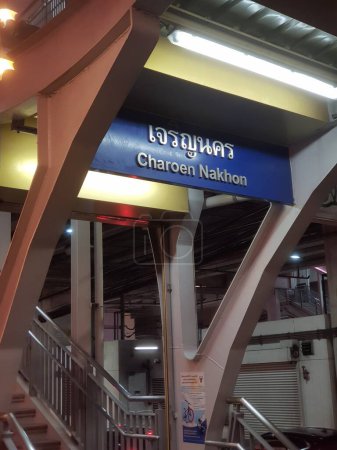 Foto de Bangkok, Tailandia en Julio 8, 2023. Estación de Charoen Nakhon que se encuentra frente al centro comercial ICONSIAM. Charoen Nakhon Station es una estación en la Línea Dorada ubicada en el distrito Khlong San, Bangkok, Tailandia.. - Imagen libre de derechos