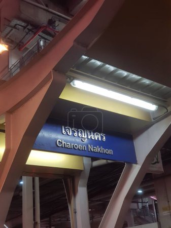 Foto de Bangkok, Tailandia en Julio 8, 2023. Estación de Charoen Nakhon que se encuentra frente al centro comercial ICONSIAM. Charoen Nakhon Station es una estación en la Línea Dorada ubicada en el distrito Khlong San, Bangkok, Tailandia.. - Imagen libre de derechos