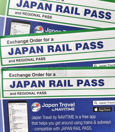 Foto de Yakarta, Indonesia, 31 de julio de 2023. Tres hojas de orden de cambio para un Japan Rail Pass y papel de pase regional para obtener su JR Pass una vez que llegue a Japón. - Imagen libre de derechos