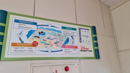 Foto de Chiba, Japón en octubre 5 2023. Resort Gateway Station es la primera estación en la línea de monorraíl que es la estación más cercana a la estación JR Maihama. Puede utilizar una tarjeta IC o comprar entradas en una máquina de billetes. - Imagen libre de derechos