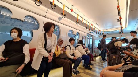 Téléchargez les photos : Chiba, Japon, le 5 octobre 2023. Disney Resort Line ou aussi connu sous le nom de Dizuni Rizoto Rain sen, est un monorail automatisé au Japon, qui opère entre la station Maihama et le Tokyo Disney Resort. - en image libre de droit