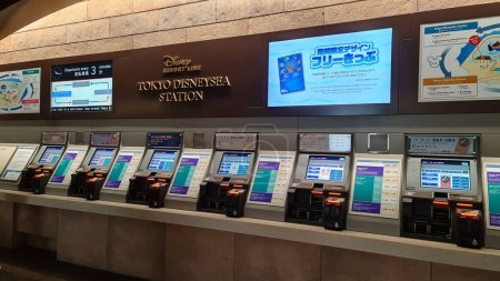 Foto de Chiba, Japón en Octubre 5, 2023. Una de las paradas en la Disney Resort Line que es el acceso a Tokyo Disneysea, uno de los mejores parques de atracciones de Japón. Máquina de billetes. - Imagen libre de derechos