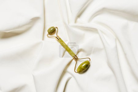 Téléchargez les photos : Un objet vert sur un tissu blanc avec une flèche au milieu et l'extrémité de sa tige qui sort - en image libre de droit