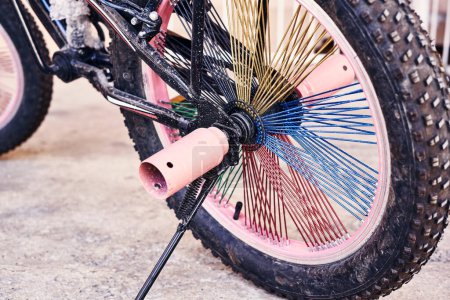 Foto de Una bicicleta rosa con pinchos en sus radios y cubos de rueda que están pegados al borde - Imagen libre de derechos