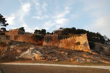 Téléchargez les photos : La tour défensive de la Forteresse Monterreal, à Baiona, Vigo, Pontevedra, Galice, Espagne - en image libre de droit