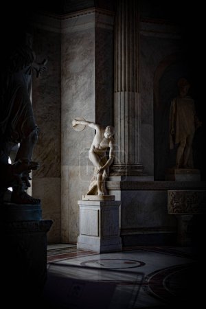 Téléchargez les photos : Ciudad del Vaticano, Italia - 03 mai 2022 : Statue du Discobolus de Myron. Une partie des Jeux Olympiques antiques. Sculpture au Musée du Vatican en Italie - en image libre de droit