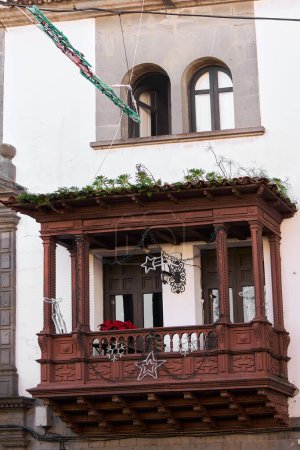 Foto de Tenerife, Spain - January 26, 2023:Very ornamented handcrafted wooden balcony of a family house in Sant Cristobal de la Laguna, Santa Cruz de Tenerife. - Imagen libre de derechos