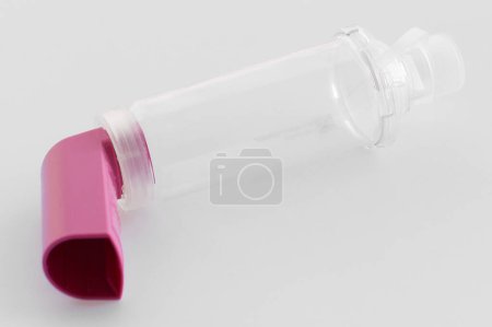 Téléchargez les photos : Lung medication with corticosteroids for asthma or COPD. An inhaler with spacer with white background. - en image libre de droit