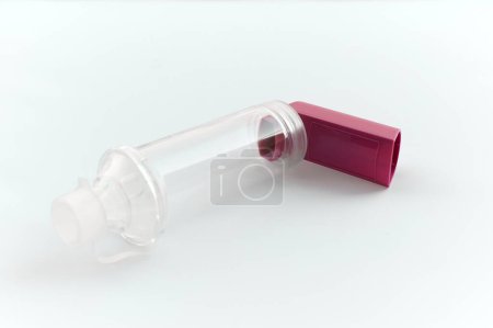 Téléchargez les photos : Lung medication with corticosteroids for asthma or COPD. An inhaler with spacer with white background. - en image libre de droit