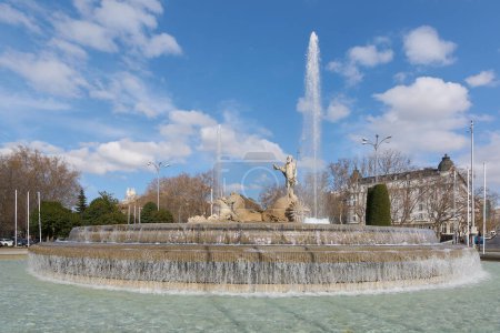 Téléchargez les photos : La Fontaine de Neptune à Madrid : Un chef-d'œuvre de la sculpture baroque. - en image libre de droit