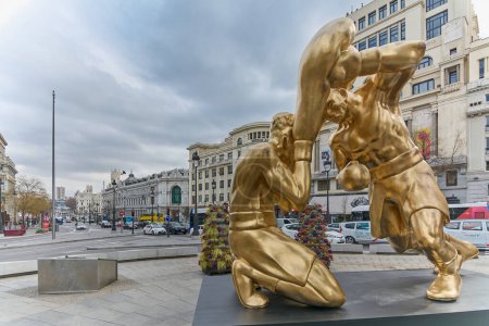 Téléchargez les photos : MADRID, ESPAGNE - 26 mars 2023 : Sculpture de boxeurs du programme d'art public de la ville de Las Rozas à Madrid, Espagne. - en image libre de droit