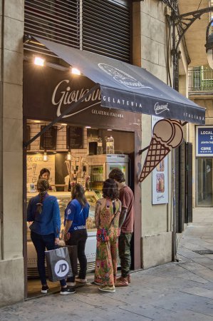 Foto de Barcelona - 03 de septiembre de 2023: Giovanniaice cream parlor at street level in Barcelona with several customers buying ice cream - Imagen libre de derechos