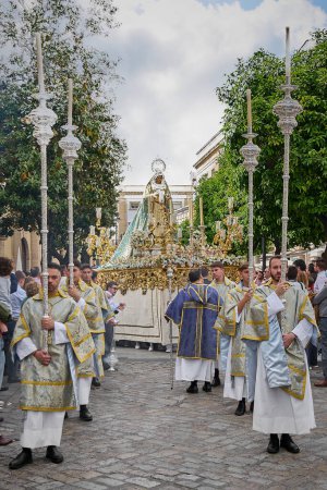 Téléchargez les photos : Jerez de la Frontera, Espagne - 8 septembre 2023 : Procession avec la Vierge dans les rues de Jerez de la Frontera pendant la Semaine Sainte. - en image libre de droit