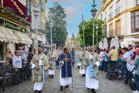 Téléchargez les photos : Jerez de la Frontera, Espagne - 8 septembre 2023 : Procession avec la Vierge dans les rues de Jerez de la Frontera pendant la Semaine Sainte. - en image libre de droit