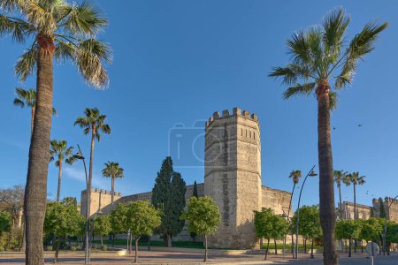 Vue de la forteresse Alcazar de Jerez du XIe siècle d'origine islamique dans la ville de Jerez de la Frontera, Costa de la Luz, province de Cadix, Andalousie, Espagne
