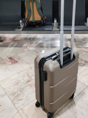Foto de Maleta solitaria y una mochila sola en los asientos de una terminal del aeropuerto - Imagen libre de derechos
