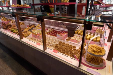 Téléchargez les photos : MADRID ESPAGNE - DÉCEMBRE 05, 2023 : Desserts et churros assortis dans une vitrine d'une pâtisserie au marché de Sant Miguel à Madrid. - en image libre de droit