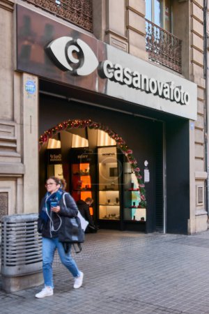 Téléchargez les photos : Barcelone - 15 décembre 2023 : Entrée voûtée du magasin de photos Casanova à Barcelone, vous invitant dans un intérieur lumineux et accueillant plein de technologie photographique. - en image libre de droit