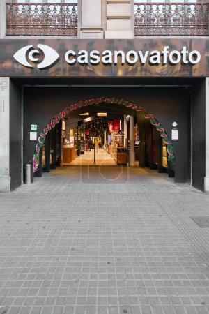 Foto de Barcelona - 15 de diciembre de 2023: Entrada arqueada a la tienda de fotos Casanova en Barcelona, invitándote a un interior luminoso y acogedor lleno de tecnología fotográfica. - Imagen libre de derechos