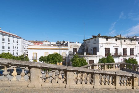Téléchargez les photos : Vue ensoleillée d'un charmant village historique à l'architecture classique à Jerez de la Frontera en Espagne - en image libre de droit