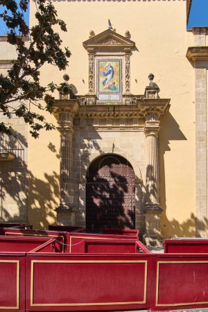 Téléchargez les photos : Vue esthétique de l'entrée ornée de l'hôpital de la Caridad à Jerez, avec une œuvre d'art colorée au-dessus de la porte. - en image libre de droit