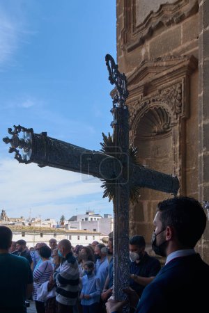 Foto de Jerez de la Frontera, España - 11 de febrero de 2024: Procesión religiosa en semana santa, mostrando una cruz adornada, adoradores y la arquitectura histórica de la catedral de Jerez. - Imagen libre de derechos