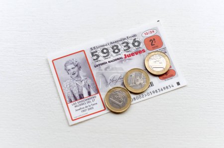 Foto de Barcelona, España - 16 de febrero de 2024: Billete de apuestas en España y monedas en euros - Imagen libre de derechos