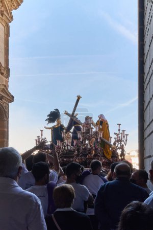 Foto de Jerez de la Frontera, España - 16 de febrero de 2024: Grupo de personas detrás de un paso durante la Semana Santa saliendo de la Catedral de Jerez, España. - Imagen libre de derechos
