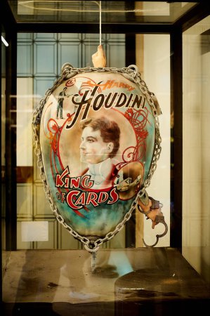 Foto de Barcelona, España - 06 de marzo de 2024: Concurso internacional enmarcado de estatuillas de chocolate 2019 El galardonado museo del chocolate huevo de chocolate de Harry Houdini, el rey de las cartas. - Imagen libre de derechos