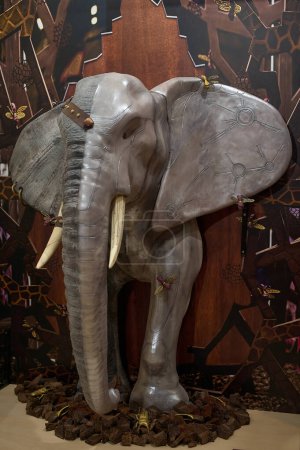 Escultura detallada de un elefante, hecha enteramente de chocolate, expuesta en el museo del chocolate de Barcelona.