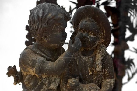 Téléchargez les photos : Sculpture de deux enfants chocolatés, l'un embrassant l'autre, évoquant des sentiments d'amitié et d'affection. - en image libre de droit