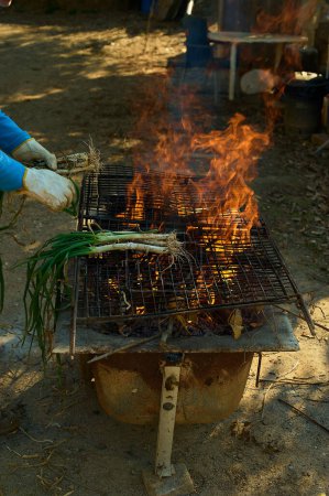 Calsots de légumes verts rôtis au charbon de bois, parfaits pour un repas sain.