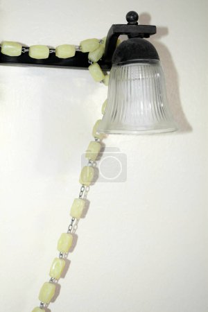 Téléchargez les photos : Lampe suspendue en verre avec ornements, idéale pour les intérieurs modernes et classiques. - en image libre de droit