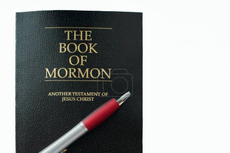 Esta imagen muestra El Libro de Mormón con una pluma roja y plateada apoyada en él, destacando la conexión entre las escrituras y la fe. Es una representación visual atractiva que combina elementos de fe y escrituras.