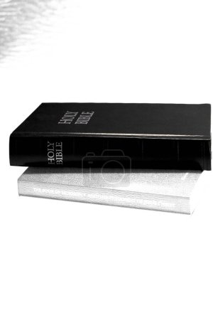 Une vue rapprochée du livre sacré des Mormons, montrant le titre doré en relief sur une couverture noire texturée, symbolisant la spiritualité et la foi.