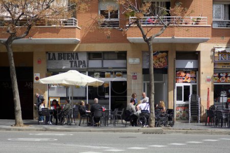 Foto de Tarragona, España - 4 de abril de 2024: Vibrante vida callejera en La Buena Tapa, donde la deliciosa comida se une a la arquitectura histórica y el bullicio urbano. - Imagen libre de derechos
