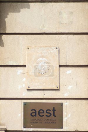 Téléchargez les photos : Tarragone, Espagne - 13 avril 2024 : Plaques montées sur le mur indiquant la situation de la chambre officielle de commerce, d'industrie et de navigation et de l'association des entreprises de services de Tarragone. - en image libre de droit