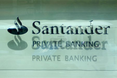 Téléchargez les photos : Tarragone, Espagne - 13 avril 2024 : Vue détaillée du panneau Santander Banca Privada, soulignant le logo et la typographie de la marque, reflétant le professionnalisme et la confiance dans les services financiers. - en image libre de droit