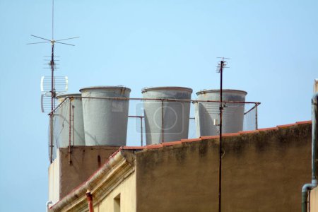 Eine detaillierte Ansicht von Wassertanks auf einem Gebäude, die eine einzigartige urbane Szene zeigt.