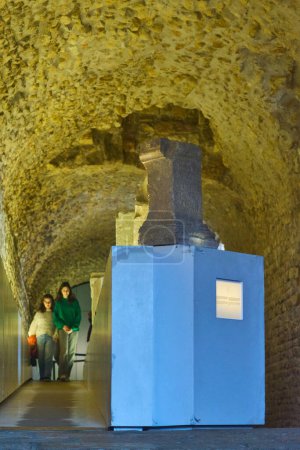 Téléchargez les photos : Tarragone, Espagne - 15 avril 2024 : Un aperçu de l'histoire à travers des pierres inscrites à Tarragone, illuminées pour mettre en évidence la texture et les gravures qui racontent des histoires du passé. - en image libre de droit
