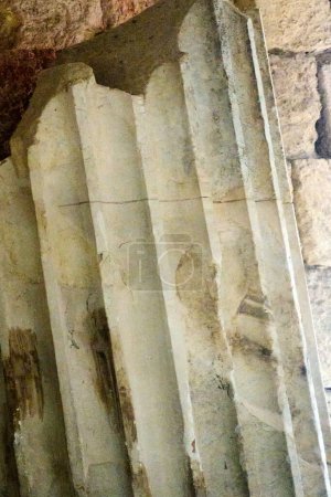 Detaillierte Aufnahme einer antiken Säule mit offensichtlichen Erosionserscheinungen, die die vorherrschende Schönheit der römischen Kunst und Architektur in Tarragona, Katalonien, zeigt.