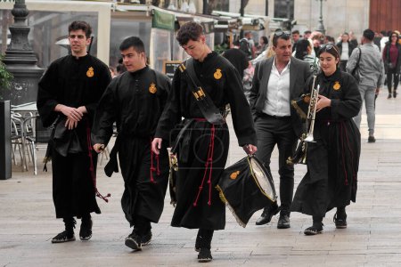 Foto de Tarragona, España - 17 de abril de 2024: La música de la orquesta de hermandad llena las calles de Tarragona. - Imagen libre de derechos