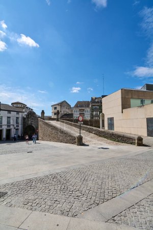 Téléchargez les photos : Lugo, Espagne - 08 mai 2024 : La sérénité d'une rue pavée à Lugo, avec de vieux bâtiments et une atmosphère paisible. - en image libre de droit