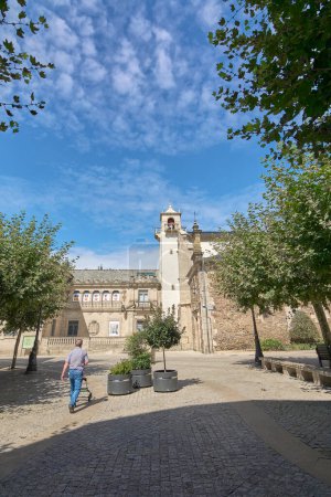 Téléchargez les photos : Lugo, Espagne - 08 mai 2024 : Découvrir Lugo dans ses rues pavées, entourées de bâtiments historiques et sous un ciel bleu. - en image libre de droit